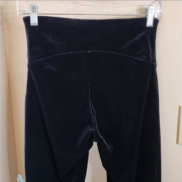 Spanx Velvet High Rise Leggings | Black | Medium - Picture 4 of 6